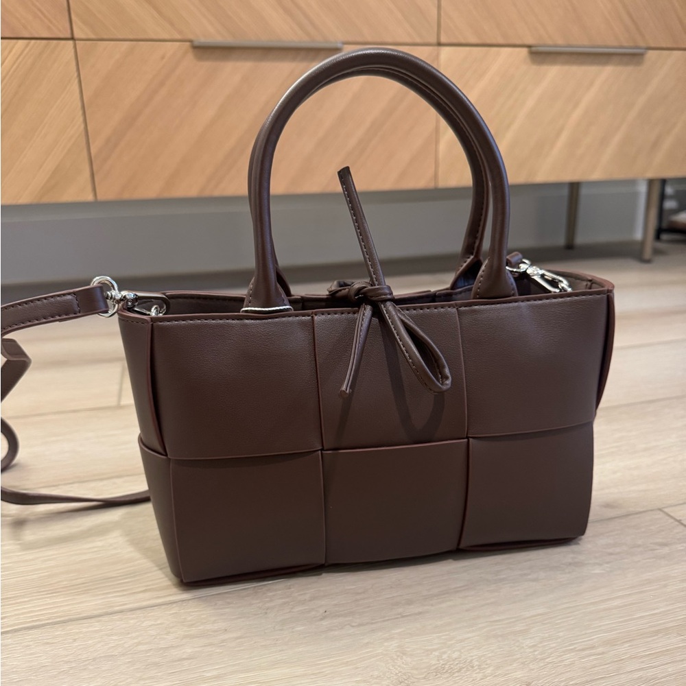 NWT BROWN LEATHER WOVEN BAG - SHOULDER AND CROSSBODY BAG - COLOR: COFFEE BROWN